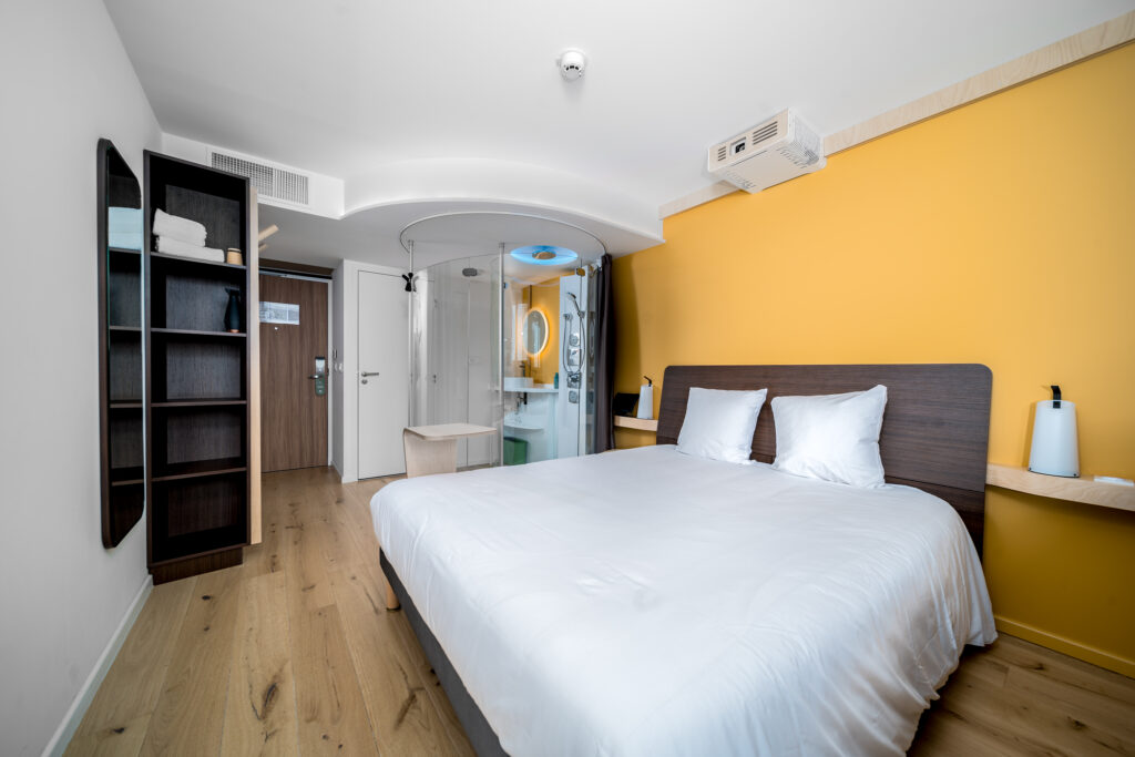 Chambre d'hôtel à Dijon avec douche ensuite, décor très moderne.